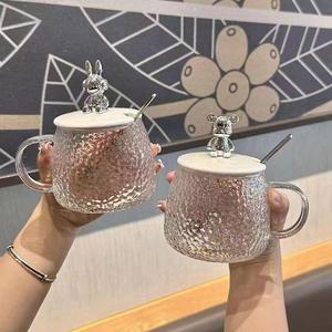 Vasos de agua de vidrio martillado estampado de 300ml al por mayor para niñas, con tapas bonitas de oso y una cuchara incluida, para café y leche. - Product Image 1