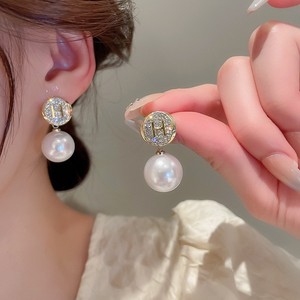 Boucles d'oreilles clous en perles et lettres style diamant français, tendance, personnalité, luxe léger, tempérament, vente en gros pour <span class=keywords><strong>femme</strong></span> - Product Image 6