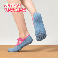 Chaussettes de Pilates à cinq doigts avec logo personnalisé, vente en gros, mode, cheville croisée, antidérapantes, demi-doigts, avec grip, pour le yoga
