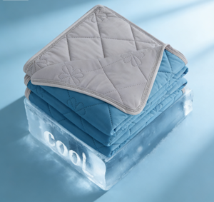 لحاف صيفي فاخر للتبريد مزدوج الجانب بملمس حريري، مصنوع من البوليستر 100٪، مريح وقابل للتنفس، مثالي للعرق الليلي والنوم في الأجواء الحارة - Product Image 1