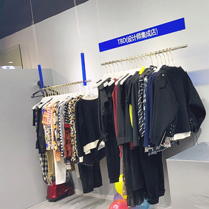 Exhibidores de Ropa Colgantes de Techo Ajustables para Tiendas de Ropa Femenina Moderna y Personalizada - Product Image 6