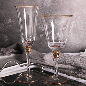 <span class=keywords><strong>Verre</strong></span> à <span class=keywords><strong>vin</strong></span> avec un bord <span class=keywords><strong>doré</strong></span> - Product Image 1