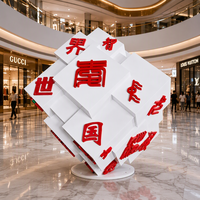 Sculpture Géométrique Moderne d'Inspiration Artistique, Cube Abstrait Blanc et Rouge en Acier Inoxydable Poli pour Extérieur, École et Culture