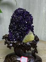 Grappe d'améthyste naturelle avec spécimen de cristal de quartz jaune, géode drusée violette sur support en bois massif sculpté à la main, minéral brut