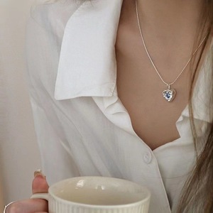 Collar de amor con incrustaciones de martillo Irregular versátil Cadena de clavícula de corazón de <span class=keywords><strong>lava</strong></span> de gama alta con sentido de diseño exquisito para mujer - Product Image 2