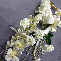 Elegant wit bloemenboeket voor bruiloften, bruidsboeket met bamboe ring en hangende parelketting