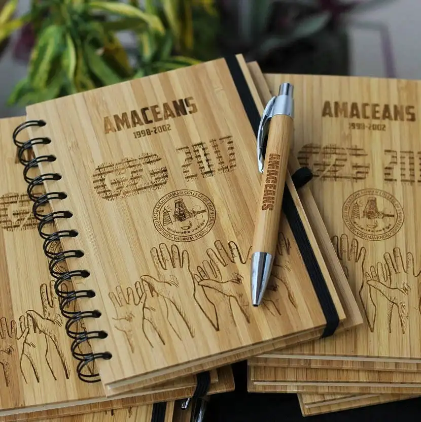 Set Hadiah Buku Catatan Kayu Alam Perusahaan Pencetakan Personalisasi Terukir Cetak Spiral Bambu Notebook Jurnal dengan Pena