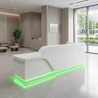 Bureau d'accueil simple en pierre de surface solide blanche entièrement personnalisé avec éclairage RGB pour bureau