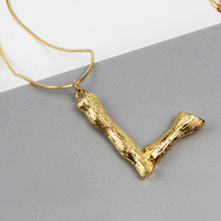 Collier en alliage plaqué or exquis, finition délicate, idéal pour les rendez-vous, le shopping, les cafés, les trajets quotidiens, le bureau et les tenues décontractées.