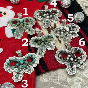 Exclusivo Colgante de Plata de Ley Hecho a Mano con Turquesa Kingman y Búfalo Blanco, Colección Navideña - Product Image 1