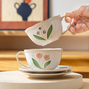 Juego de Taza y Platillo de Cerámica con Relieve Vintage, Taza de Café con Diseño Floral, Taza de Porcelana para Latte Art - Product Image 1