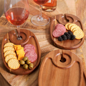 Plateau en bois d'acacia pour verres à vin, coupes à champagne et assiettes à steak, idéal pour les dîners et les apéritifs en extérieur - Product Image 1
