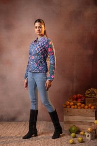 Veste courte d'hiver en tricot matelassé à motifs floraux |   Coton bleu à imprimé botanique style Kantha |   Fait main, réversible, style bohème - Product Image 6