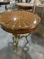 Table d'angle ronde classique en bois-élégance intemporelle pour les espaces de vie