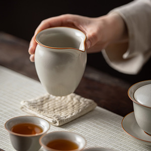 ถ้วยชาพอร์ซเลนรูปไข่สีเบจเคลือบลายแตกแบบกังฟู ยี่ห้อ Ru Kiln Fair Cup - Product Image 5
