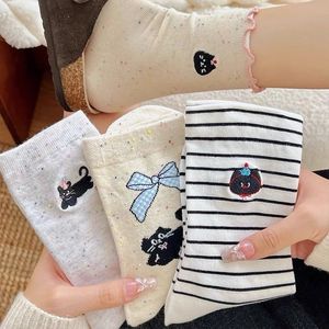 Chaussettes blanches mi-mollet pour femmes, design de dessin animé, respirantes, absorbant la sueur, style japonais, chaussettes décontractées pour jeunes adultes - Product Image 2