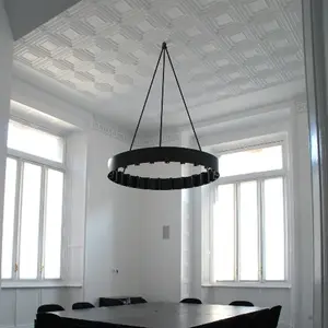YIWU QIYE新しいタイプの自己粘着性天井PVC壁パネル3D天井パネル天井装飾用スクエアレリーフ