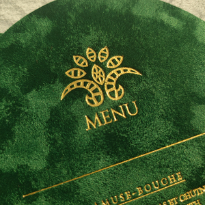 Elegante Menú de Boda Vintage en Terciopelo Verde Oscuro con Ojales, Remaches y Borlas, Monograma Personalizado en Dorado para Cena en <span class=keywords><strong>Restaurante</strong></span> - Product Image 6