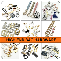 Bandoulière hybride tendance foulard-chaîne, en métal doré avec extrémités en soie imprimée, multi-usages pour sacs, téléphones et clés