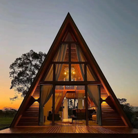 Maison préfabriquée triangulaire à deux étages avec balcon, double niveau et terrasses, idéale pour les hôtels-appartements