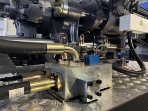 Machine de moulage par injection hydraulique horizontale HD 450L d'usine chinoise, moteur servo PLC <span class=keywords><strong>pour</strong></span> chaises, bancs en plastique ABS/PP/PC/PA - Product Image 4