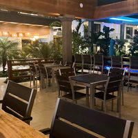 Ensemble table et chaises Coets en aluminium brossé résistant aux hautes températures avec cadre en plastique bois pour patio restaurant terrasse extérieure