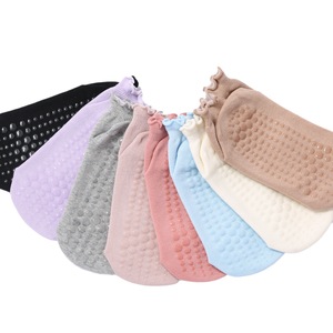 Chaussettes de yoga antidérapantes en dentelle à tête ronde personnalisées pour femmes chaussettes de pilates de sol de couleur unie rétro japonaises chaussettes de sport simples - Product Image 6