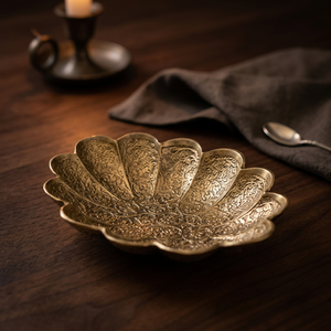 Assiette décorative en métal faite à la main, forme de fleur, motif végétal gravé, style vintage - Product Image 4