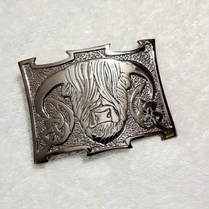 Pin de Kilt Claddagh de Cobre de Alta Gama con Hebilla Colgante de Espada, Estilo Medieval, Diseño Escocés a Cuadros - Product Image 1