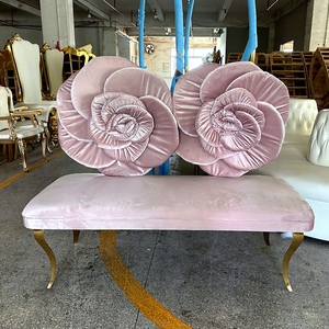 Sofá Doble Personalizado para Bodas, Color Rosa, con Respaldo de Rosas, para Novios - Product Image 1