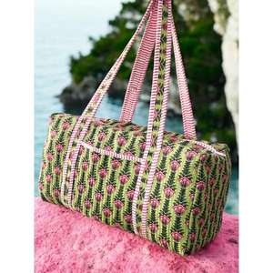 Bolsa de lona acolchada de algodón estampada a mano, ligera, duradera, con interior espacioso, diseño elegante, ideal para viajes de fin de semana. - Product Image 2