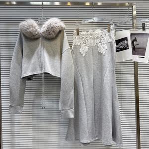 ชุดเซ็ตกระโปรงผู้หญิง 2 ชิ้น เสื้อสเวตเชิ้ตผูกเชือกสไตล์ลำลองปักลายลูกไม้ แบรนด์ OUDINA - Product Image 1