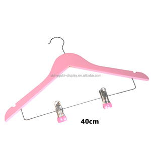 Luxe rose <span class=keywords><strong>bois</strong></span> <span class=keywords><strong>cintres</strong></span> manteau costume bébé <span class=keywords><strong>cintres</strong></span> enfant pantalon vêtement affichage or crochet cintre <span class=keywords><strong>en</strong></span> <span class=keywords><strong>bois</strong></span> pour magasin de vêtements - Product Image 3