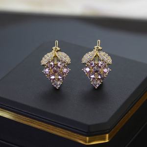 Boucles d'oreilles clous en or plaqué de luxe haut de gamme, taille princesse, zircon, design géométrique, tendance, élégantes, charmes pour femmes, cadeau - Product Image 2