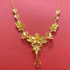 Collar elegante de imitación de oro con tres elementos de brocado y diseño floral de luna para mujer, ideal para bodas y compromisos. - Product Image 2