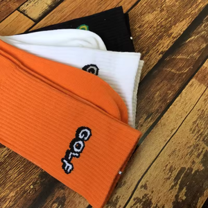 Chaussettes de sport pour hommes de haute qualité avec logo personnalisé, blanches, noires et orange, pour le basketball et le golf, avec positionnement haut et fin à la base du pied - Product Image 5