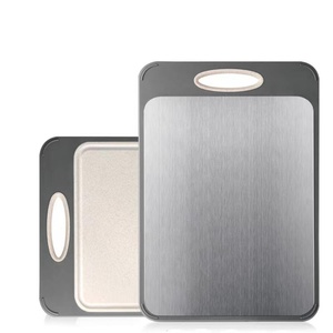 Planche à découper double face en paille de blé et PP avec poignée ergonomique en acier inoxydable - Product Image 1