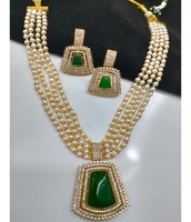 Ensemble de collier long multi-brins perlé de haute qualité avec pendentif en zircon scintillant et collection de boucles d'oreilles assorties de créateur