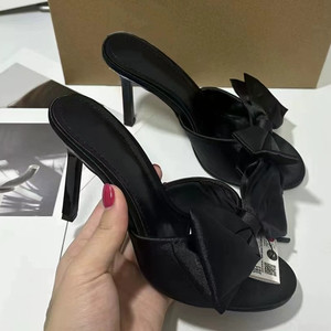 Nouveautés printemps - Sandales à talons pour femmes : talons hauts rouge rose avec grande décoration en nœud - Product Image 2