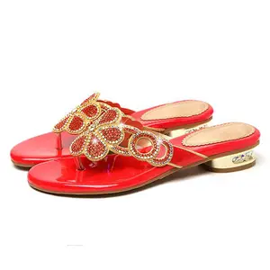 Sandal Kristal Wanita Musim Panas Mode Sandal Jepit Cincin Jari Kaki Pantai Sandal Berlian Imitasi Wanita