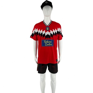 Maillot de football - Top tendance rétro années 90 - T-shirt vintage style maillot de football - Parfait pour le style urbain quotidien - Product Image 4