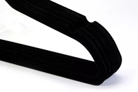 Vente en gros Lot de 50 cintres floqués noirs antidérapants avec logo personnalisé cintres en velours
