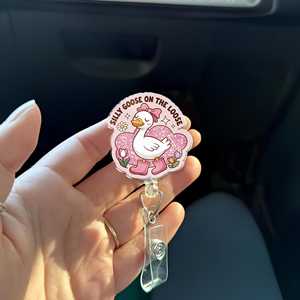 Porte-badge rétractable en acrylique personnalisé OEM/ODM avec perles en silicone, motif Silly Goose, pour infirmière, porte-badge <span class=keywords><strong>de</strong></span> travail amusant - Product Image 1