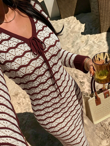<span class=keywords><strong>Abito</strong></span> Lungo Premium ODM <span class=keywords><strong>in</strong></span> <span class=keywords><strong>Maglia</strong></span> Antirughe <span class=keywords><strong>Bordeaux</strong></span> a Righe Ondulate con Scollo a V per un Look Elegante Autunno Inverno e Vacanze al Resort - Product Image 2