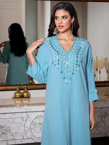 Robe longue perlée élégante de qualité supérieure en polyester pour les nuits d'automne du Ramadan et les visites de mosquées - Product Image 3