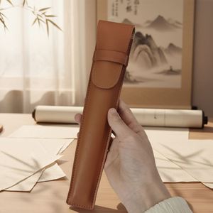 Bolsa de Almacenamiento para Ventilador de Cuero PU Personalizada y Duradera con Solapa y Pin, Funda Protectora para Ventilador con Logotipo Personalizado, Estuche Portátil para Ventilador de Viaje - Product Image 3