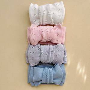 Pronta Consegna Fascia per Capelli Larga in Maglia di Cotone Blu Polvere con Grande Doppio Fiocco Pointelle per Neonata - Product Image 3