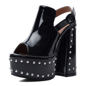 Sandalias de plataforma gruesa talla grande 47 para mujer con remaches metálicos, tacones altos y gruesos, correa con hebillas traseras, zapatos de punta abierta y ajuste ancho - Product Image 1