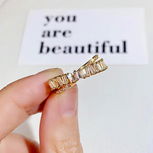 Bague de cocktail géométrique T0670 en argent 925 avec cristaux taille baguette et strass sertis en canal, bague fine de mariage pour femme - Product Image 4