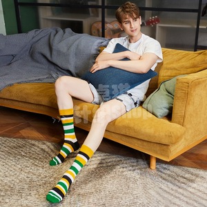 Calcetines de Algodón a Rayas Coloridos de Estilo Urbano, a Media Pantorrilla, para Hombre y Mujer, de Marca Moderna - Product Image 4